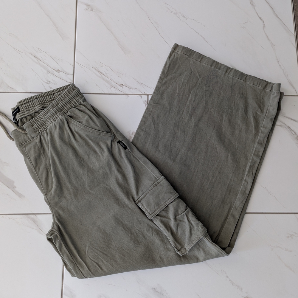 Silver Jeans Ladies Wide Leg Cargo Pants in Olive Green